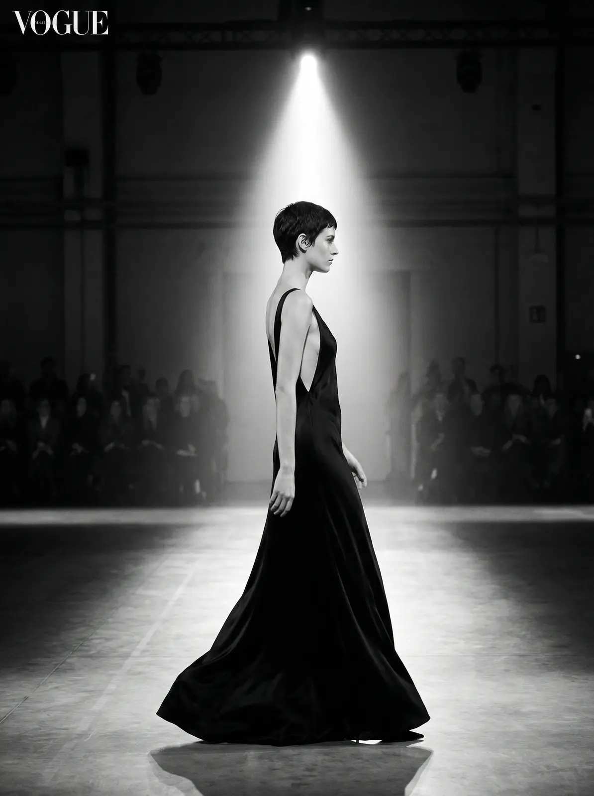 永乐国际平台 极简黑色晚装秀场瞬间